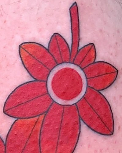 Detalle de una flor roja tatuada con contorno negro fino y centro circular